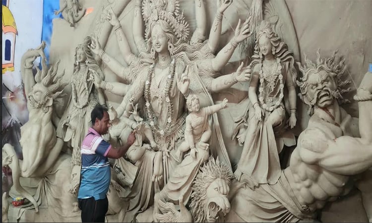 নড়াইলে প্রতিমা তৈরিতে ব্যস্ত শিল্পীরা