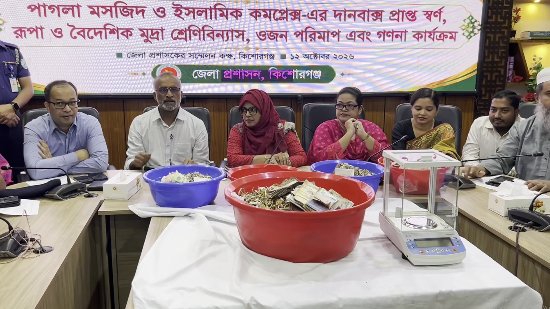 পাগলা মসজিদের দানবাক্সে ৬ বছরে মিলেছে ১২ কেজির বেশি স্বর্ণ ও রুপা