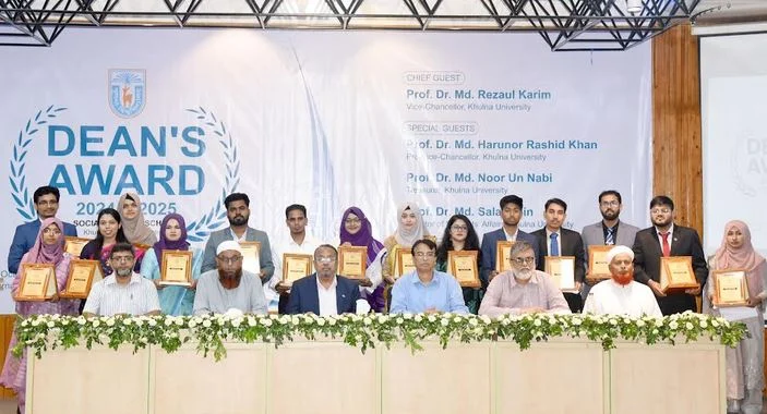ডিন’স অ্যাওয়ার্ড পেলেন খুবির ২০ শিক্ষার্থী