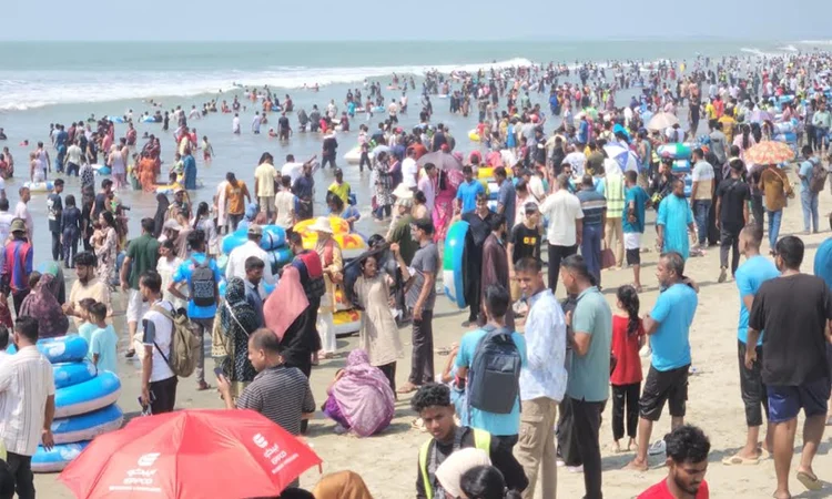 পুজার ছুটির আগেই সাপ্তাহিক ছুটিতে কক্সবাজারে পর্যটকদের ভিড়
