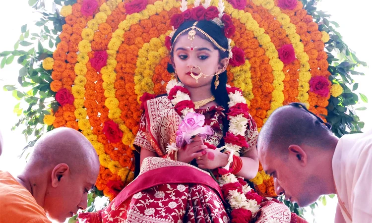 মহাঅষ্টমীতে পূজামণ্ডপে ভক্তদের ঢল