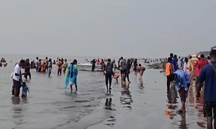 পূজার ছুটিতে কুয়াকাটায় পর্যটকদের ভিড়