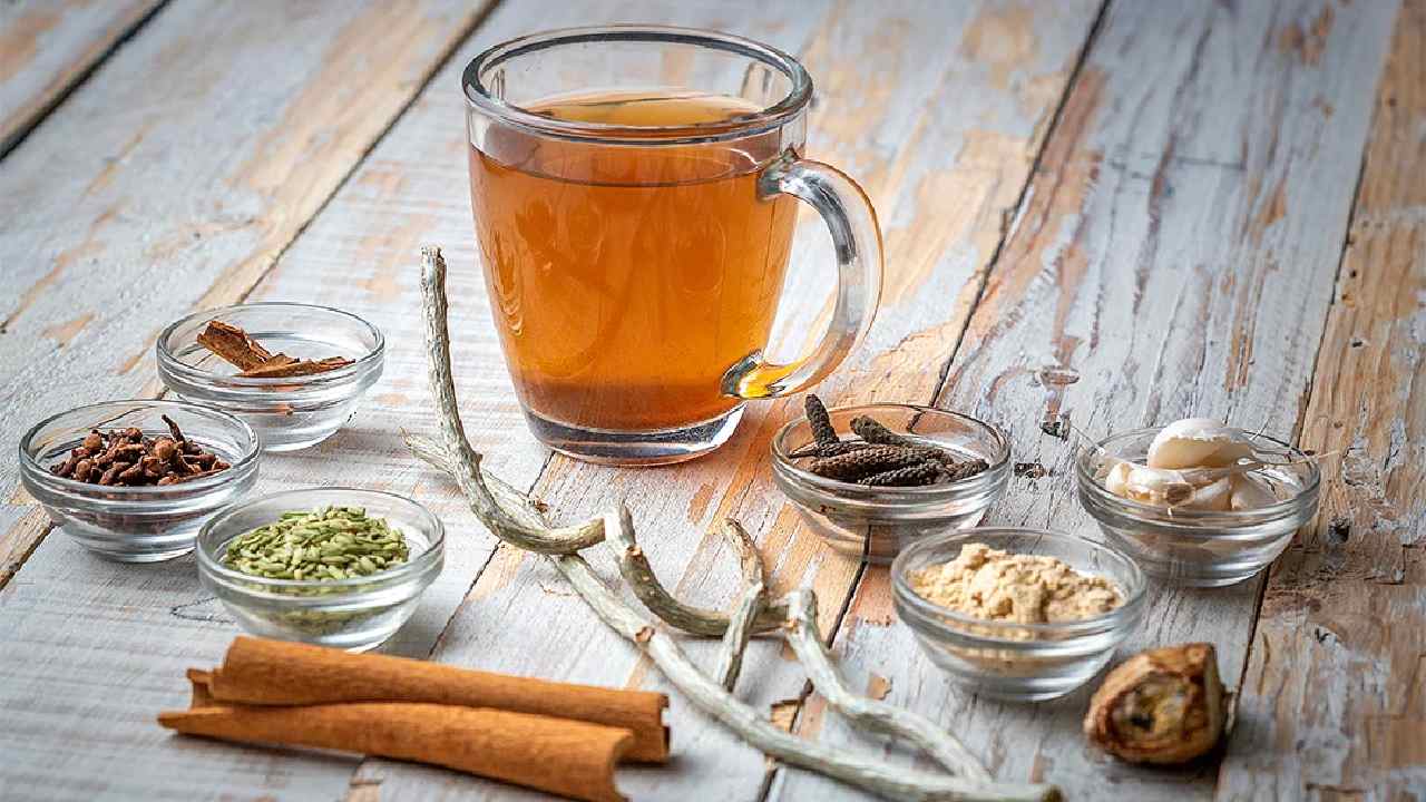 গলার অস্বস্তি কমাতে ঘরেই তৈরি করুন আদা-মসলার পানীয়