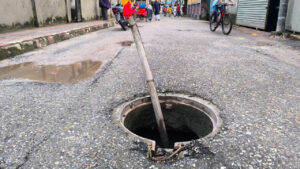 মৃত্যুফাঁদ হয়ে উঠছে শহরের খোলা ম্যানহোল, প্রয়োজন টেকসই সমাধান