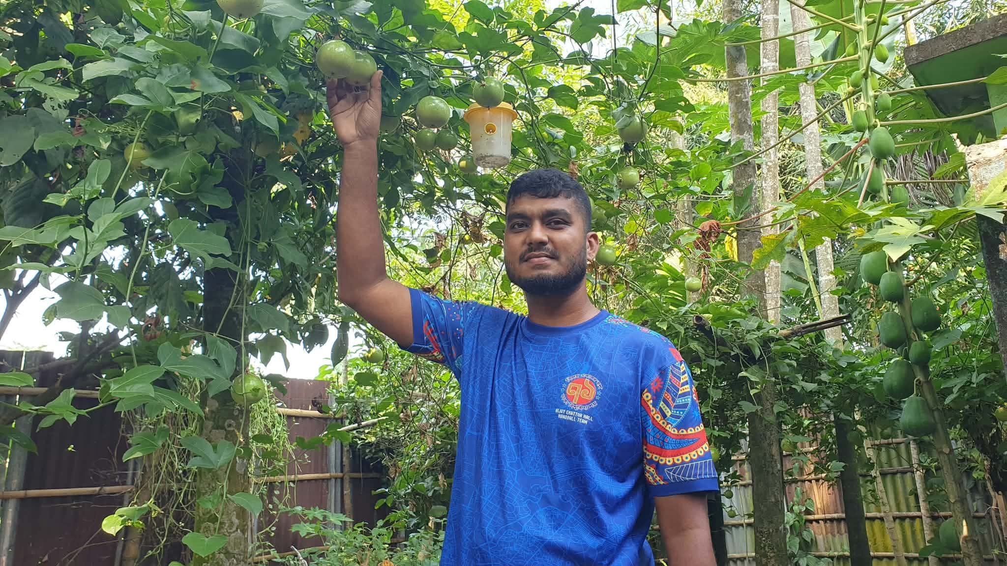 রুহিয়ার মাটিতে বিদেশি ফল ‘আনারকলি’ চাষে সফল সেনাসদস্য রিমুন
